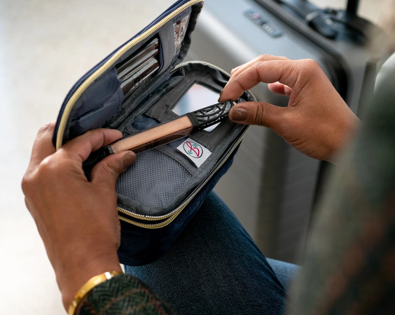 Ms. Jetsetter Makeup Case With Mirror and Travel-Sized Makeup Brushes - Navy